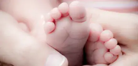 Torino, parto in casa: neonata trovata nel water. Ricoverata in ospedale: condizioni gravi. Indagini in corso