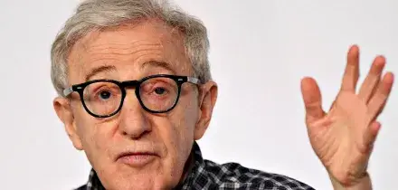 Tutto Woody Allen, eterno Zelig: 90 anni di geniale follia nel “dizionario” sul mitico regista e attore newyorkese