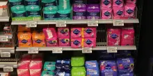 Assorbenti gratis a scuola, la proposta della Campania scatena la solita melma di qualunquismo