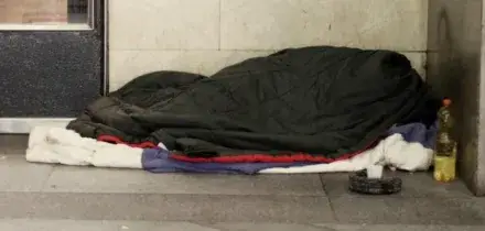 Uccise a colpi di pistola clochard che aveva “minacciato” il suo cane con il coltello: arrestato 63enne