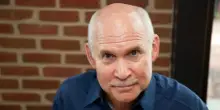 &ldquo;Ragazzi, pubblicate solo ci&ograve; che avete visto e fotografato, l&rsquo;AI crea immagini bellissime ma sono opere di fantasia. Mi fanno ridere i bastoncini per i selfie&rdquo;: il monito di Steve McCurry