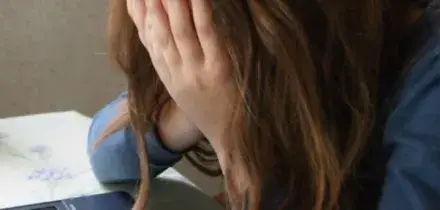 “La prof ti cerca”: la fanno uscire dalla classe e poi la picchiano in palestra. Denunciate due 16enni a Messina