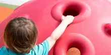 Bimbo di due anni resta incastrato con la testa tra le sbarre del parco giochi di Pordenone: liberato dai pompieri tra le lacrime