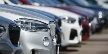 Mercato auto Italia, ottobre giù dello 0,6% e privati in fuga. Tiene il noleggio, abbondano le Km zero