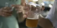 La pubblicit&agrave; che esalta l&rsquo;alcol dovrebbe essere vietata