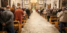 Disturbato dalle campane, entra in chiesa durante la messa suonando un tamburo: la stravagante “protesta” nel Napoletano