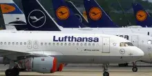 Lufthansa taglia 20mila voli per la crisi carburante, ma WizzAir rassicura: &ldquo;Eccesso di allarmismo, scorte fino al 2027&rdquo;