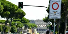 Tre feriti a Roma dopo la caduta di un pino nei Fori Imperiali. Area messa in sicurezza