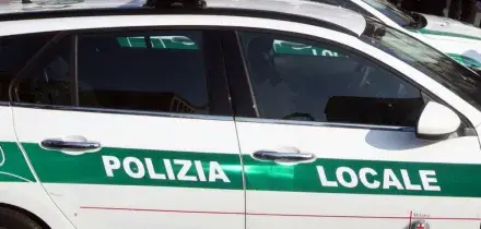 Milano, scontro con un&rsquo;auto: muore un 19enne &ldquo;passeggero&rdquo; di un monopattino elettrico