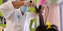 &ldquo;Mani che bruciano, occhi irritati, fiato corto: i vapori di tinte e decolorazioni nei saloni possono fare ammalare&rdquo;: un nuovo studio rivela il rischio chimico per parrucchieri e hair stylist