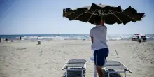 Arriva un superyacht da 67 metri sulla spiaggia libera in Salento, sbarcano gli ospiti e viene &ldquo;apparecchiato&rdquo; un allestimento da lusso. Interviene la guardia costiera