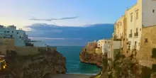 &ldquo;In caso di pioggia non oltrepassare, fermati e fai un bagno&rdquo;: la gaffe del cartello di Polignano a Mare diventa virale