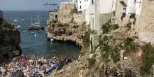 Allarme erosione a Polignano: &ldquo;Bisogna fare presto e usare i blocchi di cemento. Le grotte rischiano il crollo, ma il turismo non si ferma&rdquo;
