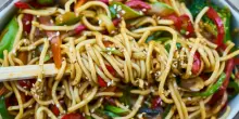 Decine di dipendenti mangiano noodles di pollo e poi si sentono malissimo: societ&agrave; di catering sotto indagine per intossicazione alimentare
