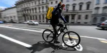 Le vite &ldquo;senza alternativa&rdquo; dei rider di Glovo: &ldquo;In media 900 euro al mese per 12 ore al giorno di consegne. Ma dobbiamo sopravvivere e mandare soldi a casa&rdquo;