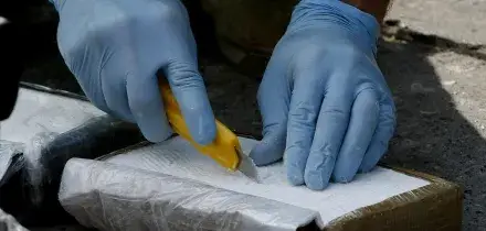 Minacce alla figlia e droga da spacciare per ripagare un debito: l&rsquo;incubo di una coppia nel &ldquo;supermercato online&rdquo; della cocaina