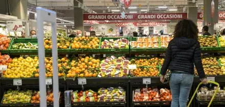L&rsquo;inflazione nell&rsquo;Eurozona sale a 3,8% in settembre con il caro energia: +0,6% in un mese. S&P: &ldquo;Economia messa alla prova&rdquo;
