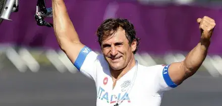 Morto Alex Zanardi, il pilota e campione paralimpico aveva 59 anni: &egrave; stato simbolo e ispirazione, un supereroe moderno