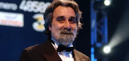 “Dirige l’orchestra Beppe Vessicchio”: addio al maestro gentile che ha insegnato all’Italia ad ascoltare la musica (e il silenzio). Da Sanremo ad Amici, una vita con la bacchetta in mano