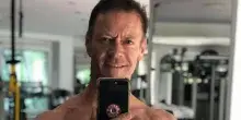 &ldquo;Quando mamma era in punto di morte, mio padre flirtava con la vicina di letto. A 61 anni sono tornato sul set hard, ma la schiena mi tormenta&rdquo;: parla Rocco Siffredi