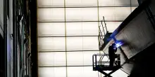 Due lavoratori travolti da una fiammata alla Fincantieri di Ancona: uno di loro muore per le ustioni. Sindacati proclamano lo sciopero