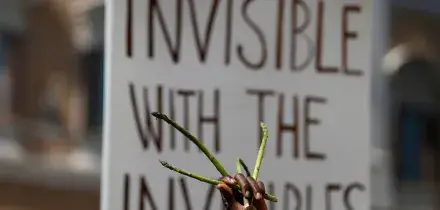 Morto l&rsquo;uomo arrivato in condizioni disperate all&rsquo;ospedale Salerno: si indaga su possibile sfruttamento sul lavoro