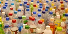 Nuovo regolamento Ue, dal 2030 addio alle confezioni da sei bottiglie d&rsquo;acqua e agli imballaggi singoli per frutta e verdura