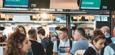 Voli di Pasqua e primavera a rischio per la guerra in Iran? Ecco le tratte pi&ugrave; in pericolo di cancellazioni e rincari