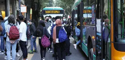 &ldquo;Faccio salire solo gli italiani, non gli stranieri&rdquo;: autista di un bus lascia a terra 14enne a Fossano