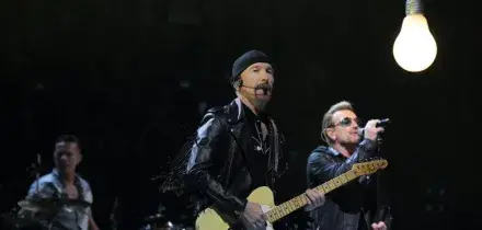 Bono sfida il fantasma degli U2 &lsquo;imborghesiti&rsquo;: &ldquo;Street of Dreams&rdquo; &egrave; il ritorno alle origini