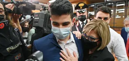 Uccise il padre con 34 coltellate per difendere la madre e venne assolto: Alex Cotoia chiede i danni allo Stato per i 539 giorni di detenzione