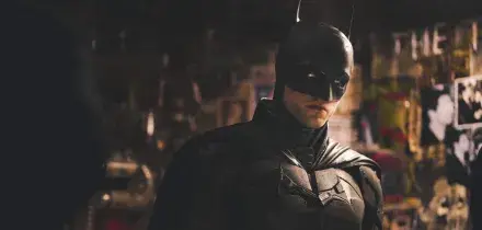 D&agrave; la caccia ai ladri in moto, li immobilizza con metri di nastro adesivo e li lascia legati ai pali della luce: &eacute; caccia al &ldquo;Batman&rdquo; misterioso