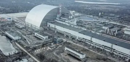 Chernobyl, l’Aiea: “Involucro della centrale nucleare danneggiato dai droni. No danni permanenti, ma serve un ripristino completo”