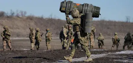 Armi a Kiev, i dubbi della Lega scatenano i riformisti Pd: “Ambiguità. Votiamo subito l’appoggio militare all’Ucraina”