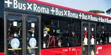Gruppo di turisti sposta di peso un&rsquo;auto che bloccava il passaggio del bus in centro a Roma