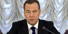 Dazi, Medvedev fuori controllo: “Gli europei impicchino la signora pazza Von der Leyen”