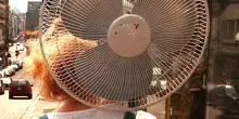 Dalla stagnola alle finestre ai calzini nel frezeer: abbiamo provato tutti i rimedi fai-da-te virali su TikTok contro le ondate di calore, ecco cosa funziona e cosa no