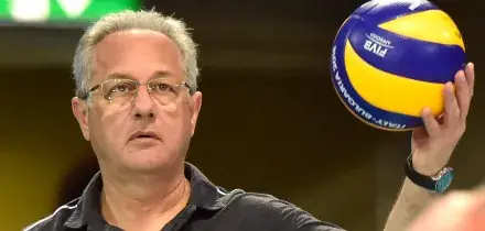 Julio Velasco presenta l&rsquo;Italvolley in vista degli Europei: &ldquo;Il miglior modo di perdere &egrave; continuare a festeggiare. Facciamo come la Brignone, giocando rilassate senza obbligo di vincere&rdquo;