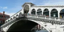 Borseggiatore accerchiato e bloccato da un gruppo di turisti sul ponte di Rialto a Venezia