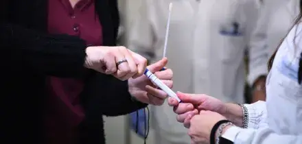 Bloccata a Dubai per la guerra, riesce a rientrare in Italia per donare il midollo al padre malato