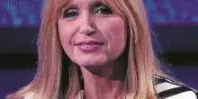 &ldquo;Fabrizio si controllava ogni anno, eppure. Durante le prove del tour gli vennero forti dolori, butt&ograve; a terra la chitarra. All&rsquo;ospedale gli dissero &lsquo;le restano tre mesi di vita&rsquo;&rdquo;: Dori Ghezzi racconta