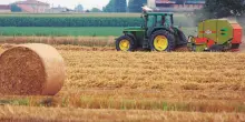 L&rsquo;impennata del prezzo del gasolio mette in ginocchio l&rsquo;agricoltura. Proteste nel Lazio. Trump vuole bloccare l&rsquo;export di diesel americano