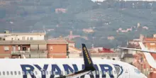 L&rsquo;Agenzia per l&rsquo;energia: &ldquo;Le scorte di petrolio calano molto rapidamente&rdquo;. Ft: &ldquo;Fiducia che la carenza di carburante per aerei sar&agrave; evitata&rdquo;