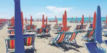 Colpito da trenta secchiate d’acqua mentre riposa in spiaggia ad Alassio: turista 75enne finisce in ospedale