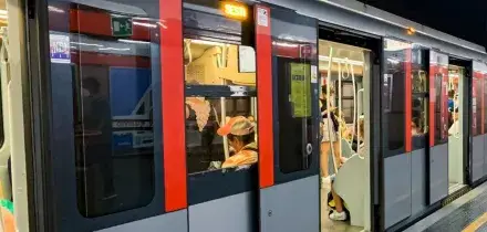 Con un martello colpisce il controllore perch&eacute; non ha il biglietto: panico nella metro M1 di Milano