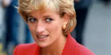 “La Bbc ha ucciso Lady Diana. La convinsero che William la spiava con un orologio e che Carlo stava per sposarsi con la baby sitter da cui aveva avuto un figlio mai nato”: la teoria nel nuovo libro