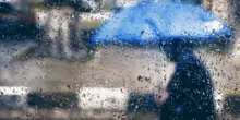 La forte pioggia blocca le strade a Massa Carrara: ostacolata anche un&rsquo;ambulanza
