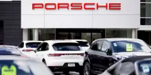 Porsche, affari e fatturato in ribasso. Pesano le scarse vendite in Cina, i dazi e l’elettrificazione