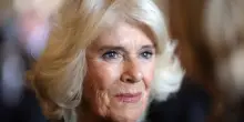 “Che brutta figura, manda un messaggio sbagliato”: Camilla in vacanza senza Carlo sullo yacht del miliardario Wafic Said scatena la polemica