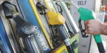 Nuovi aumenti dei prezzi dei carburanti nonostante il calo del petrolio: diesel sopra i 2 euro al litro